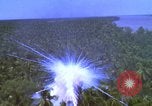 Image Vue aérienne d'explosion de bombes au phosphore blanc Guerre du Vietnam Vietnam, 1965, de la seconde 25 séquences d'archives historiques vidéo 65675054860