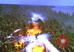 Image Vue aérienne d'explosion de bombes au phosphore blanc Guerre du Vietnam Vietnam, 1965, de la seconde 29 séquences d'archives historiques vidéo 65675054860