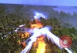 Image Vue aérienne d'explosion de bombes au phosphore blanc Guerre du Vietnam Vietnam, 1965, de la seconde 30 séquences d'archives historiques vidéo 65675054860