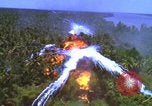Image Vue aérienne d'explosion de bombes au phosphore blanc Guerre du Vietnam Vietnam, 1965, de la seconde 31 séquences d'archives historiques vidéo 65675054860