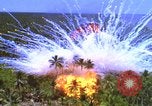 Image Vue aérienne d'explosion de bombes au phosphore blanc Guerre du Vietnam Vietnam, 1965, de la seconde 36 séquences d'archives historiques vidéo 65675054860