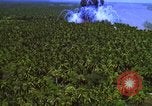Image Vue aérienne d'explosion de bombes au phosphore blanc Guerre du Vietnam Vietnam, 1965, de la seconde 59 séquences d'archives historiques vidéo 65675054860