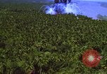 Image Vue aérienne d'explosion de bombes au phosphore blanc Guerre du Vietnam Vietnam, 1965, de la seconde 60 séquences d'archives historiques vidéo 65675054860
