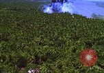 Image Vue aérienne d'explosion de bombes au phosphore blanc Guerre du Vietnam Vietnam, 1965, de la seconde 61 séquences d'archives historiques vidéo 65675054860