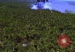 Image Vue aérienne d'explosion de bombes au phosphore blanc Guerre du Vietnam Vietnam, 1965, de la seconde 62 séquences d'archives historiques vidéo 65675054860