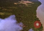 Image Bombardement au napalm des domaines cibles au Vietnam Vietnam, 1965, de la seconde 8 séquences d'archives historiques vidéo 65675054862