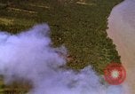 Image Bombardement au napalm des domaines cibles au Vietnam Vietnam, 1965, de la seconde 10 séquences d'archives historiques vidéo 65675054862