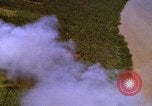 Image Bombardement au napalm des domaines cibles au Vietnam Vietnam, 1965, de la seconde 11 séquences d'archives historiques vidéo 65675054862