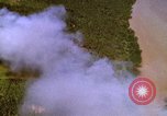 Image Bombardement au napalm des domaines cibles au Vietnam Vietnam, 1965, de la seconde 12 séquences d'archives historiques vidéo 65675054862