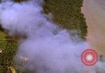 Image Bombardement au napalm des domaines cibles au Vietnam Vietnam, 1965, de la seconde 13 séquences d'archives historiques vidéo 65675054862