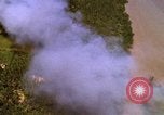 Image Bombardement au napalm des domaines cibles au Vietnam Vietnam, 1965, de la seconde 14 séquences d'archives historiques vidéo 65675054862