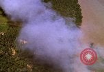 Image Bombardement au napalm des domaines cibles au Vietnam Vietnam, 1965, de la seconde 15 séquences d'archives historiques vidéo 65675054862