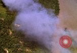 Image Bombardement au napalm des domaines cibles au Vietnam Vietnam, 1965, de la seconde 16 séquences d'archives historiques vidéo 65675054862