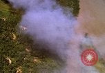 Image Bombardement au napalm des domaines cibles au Vietnam Vietnam, 1965, de la seconde 17 séquences d'archives historiques vidéo 65675054862