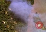 Image Bombardement au napalm des domaines cibles au Vietnam Vietnam, 1965, de la seconde 18 séquences d'archives historiques vidéo 65675054862