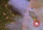 Image Bombardement au napalm des domaines cibles au Vietnam Vietnam, 1965, de la seconde 20 séquences d'archives historiques vidéo 65675054862