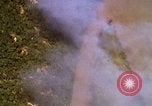Image Bombardement au napalm des domaines cibles au Vietnam Vietnam, 1965, de la seconde 21 séquences d'archives historiques vidéo 65675054862