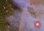 Image Bombardement au napalm des domaines cibles au Vietnam Vietnam, 1965, de la seconde 22 séquences d'archives historiques vidéo 65675054862