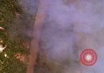 Image Bombardement au napalm des domaines cibles au Vietnam Vietnam, 1965, de la seconde 28 séquences d'archives historiques vidéo 65675054862