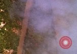 Image Bombardement au napalm des domaines cibles au Vietnam Vietnam, 1965, de la seconde 30 séquences d'archives historiques vidéo 65675054862