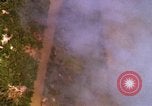 Image Bombardement au napalm des domaines cibles au Vietnam Vietnam, 1965, de la seconde 31 séquences d'archives historiques vidéo 65675054862