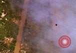 Image Bombardement au napalm des domaines cibles au Vietnam Vietnam, 1965, de la seconde 32 séquences d'archives historiques vidéo 65675054862
