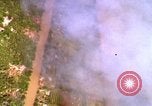 Image Bombardement au napalm des domaines cibles au Vietnam Vietnam, 1965, de la seconde 33 séquences d'archives historiques vidéo 65675054862