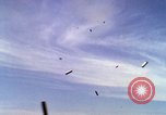 Image Bombardement au napalm des domaines cibles au Vietnam Vietnam, 1965, de la seconde 35 séquences d'archives historiques vidéo 65675054862