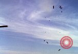 Image Bombardement au napalm des domaines cibles au Vietnam Vietnam, 1965, de la seconde 37 séquences d'archives historiques vidéo 65675054862