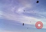 Image Bombardement au napalm des domaines cibles au Vietnam Vietnam, 1965, de la seconde 40 séquences d'archives historiques vidéo 65675054862