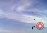 Image Bombardement au napalm des domaines cibles au Vietnam Vietnam, 1965, de la seconde 43 séquences d'archives historiques vidéo 65675054862