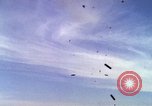 Image Bombardement au napalm des domaines cibles au Vietnam Vietnam, 1965, de la seconde 44 séquences d'archives historiques vidéo 65675054862