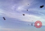 Image Bombardement au napalm des domaines cibles au Vietnam Vietnam, 1965, de la seconde 45 séquences d'archives historiques vidéo 65675054862
