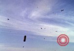 Image Bombardement au napalm des domaines cibles au Vietnam Vietnam, 1965, de la seconde 47 séquences d'archives historiques vidéo 65675054862