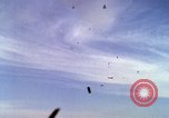 Image Bombardement au napalm des domaines cibles au Vietnam Vietnam, 1965, de la seconde 49 séquences d'archives historiques vidéo 65675054862