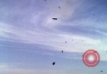 Image Bombardement au napalm des domaines cibles au Vietnam Vietnam, 1965, de la seconde 50 séquences d'archives historiques vidéo 65675054862