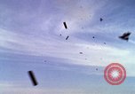 Image Bombardement au napalm des domaines cibles au Vietnam Vietnam, 1965, de la seconde 51 séquences d'archives historiques vidéo 65675054862