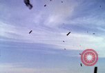 Image Bombardement au napalm des domaines cibles au Vietnam Vietnam, 1965, de la seconde 53 séquences d'archives historiques vidéo 65675054862