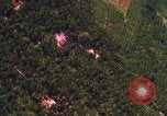 Image bombardement de zones cible Vietnam, 1965, de la seconde 27 séquences d'archives historiques vidéo 65675054863