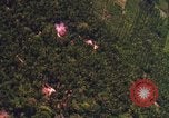 Image bombardement de zones cible Vietnam, 1965, de la seconde 28 séquences d'archives historiques vidéo 65675054863