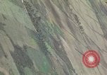 Image Bombardement au napalm des domaines cibles au Vietnam Vietnam, 1965, de la seconde 1 séquences d'archives historiques vidéo 65675054864
