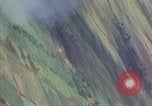 Image Bombardement au napalm des domaines cibles au Vietnam Vietnam, 1965, de la seconde 4 séquences d'archives historiques vidéo 65675054864