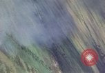 Image Bombardement au napalm des domaines cibles au Vietnam Vietnam, 1965, de la seconde 5 séquences d'archives historiques vidéo 65675054864