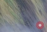 Image Bombardement au napalm des domaines cibles au Vietnam Vietnam, 1965, de la seconde 7 séquences d'archives historiques vidéo 65675054864