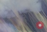 Image Bombardement au napalm des domaines cibles au Vietnam Vietnam, 1965, de la seconde 10 séquences d'archives historiques vidéo 65675054864