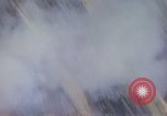 Image Bombardement au napalm des domaines cibles au Vietnam Vietnam, 1965, de la seconde 11 séquences d'archives historiques vidéo 65675054864