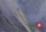 Image Bombardement au napalm des domaines cibles au Vietnam Vietnam, 1965, de la seconde 14 séquences d'archives historiques vidéo 65675054864