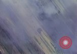 Image Bombardement au napalm des domaines cibles au Vietnam Vietnam, 1965, de la seconde 15 séquences d'archives historiques vidéo 65675054864