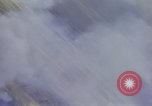 Image Bombardement au napalm des domaines cibles au Vietnam Vietnam, 1965, de la seconde 19 séquences d'archives historiques vidéo 65675054864