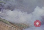 Image Bombardement au napalm des domaines cibles au Vietnam Vietnam, 1965, de la seconde 25 séquences d'archives historiques vidéo 65675054864